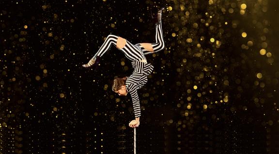 Artist im Handstand.