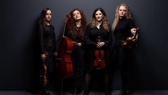 Mondena Quartet mit ihren Instrumenten vor schwarzem Hintergrund.