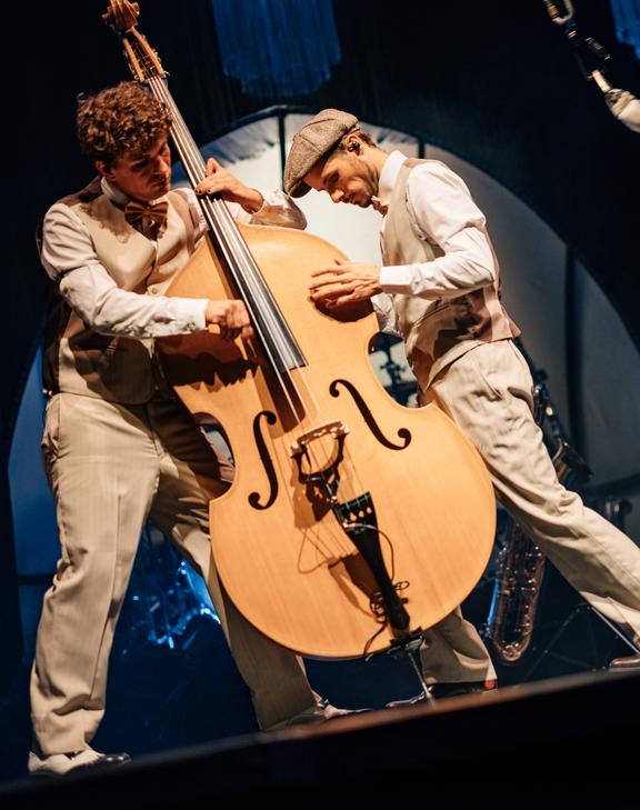 Zwei Musiker performen an einem Kontrabass.