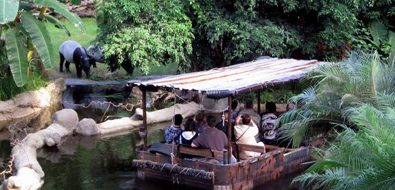 Boot fährt durch das Gondwanaland im Zoo Leipzig, am Ufer steht ein Tapir.