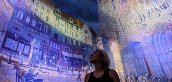 Besucherin betrachtet immersive Darstellung im Panometer.